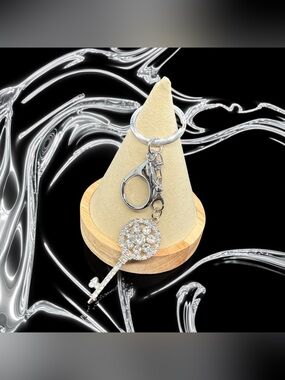 🏷️‼️5/$25🏷️‼️🗝️Silver-Tone Crystal Key Charm Keychain/Bag Charm/NWOT🗝️